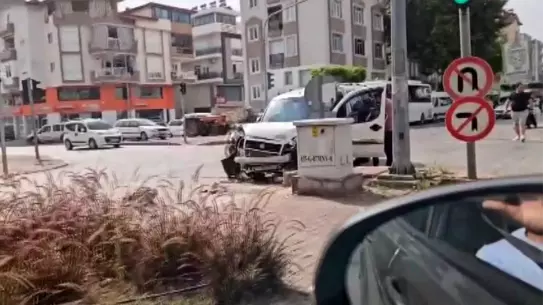 Manavgat'ta Kaza: Yaralı Yok, Sürücüler Geçti!