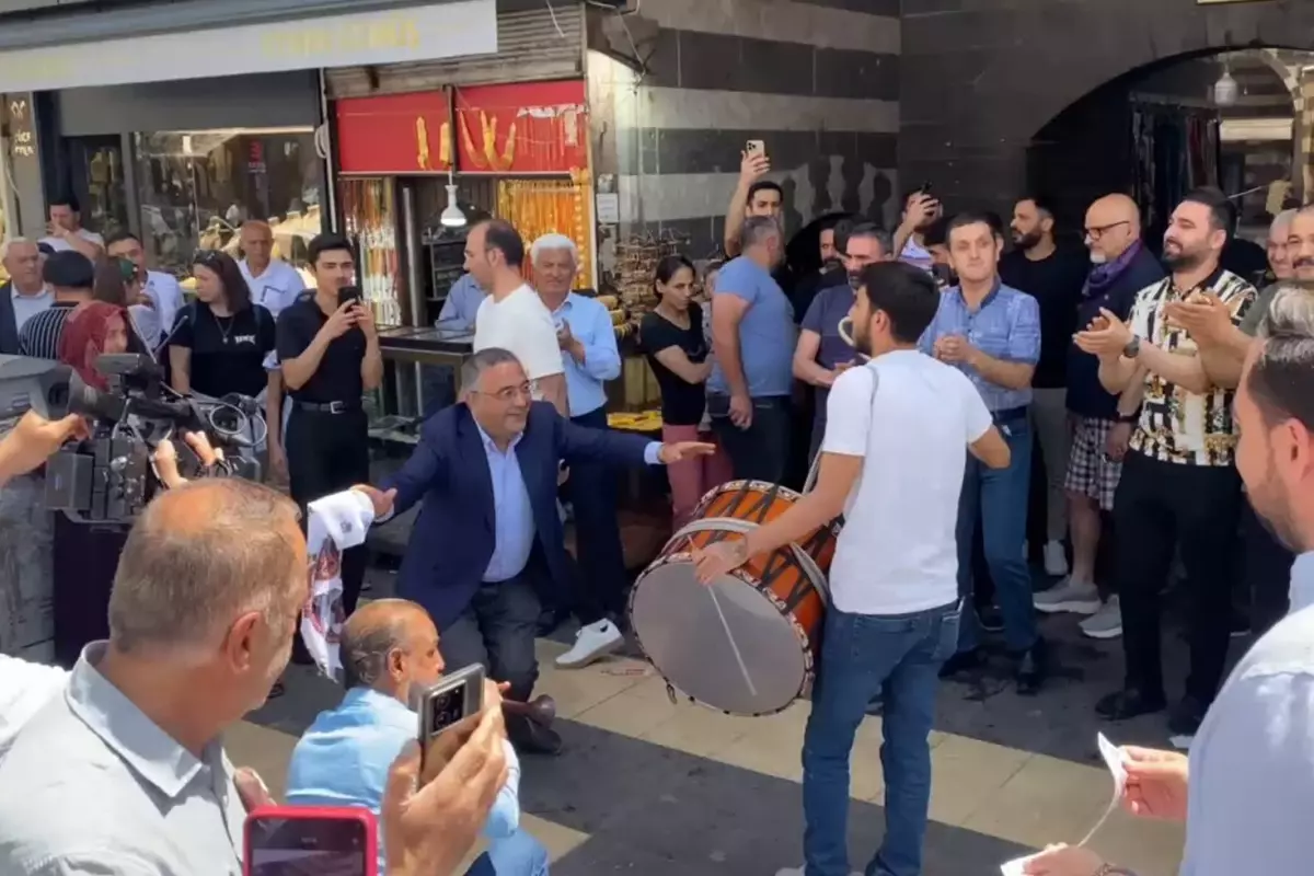 PKK'nın kendini feshetmesi Diyarbakır'da halaylarla kutlanıyor