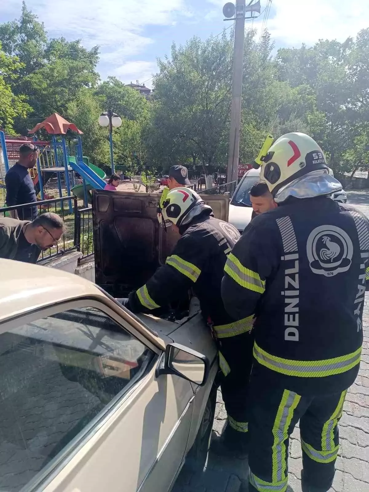Buldan'da Park Halindeki Araçta Yangın