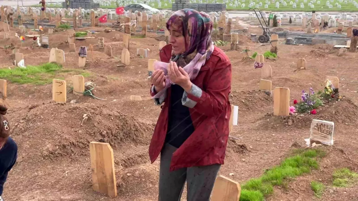 Sivas'ta Vahşi Cinayet: Acılı Anne Mezarı Ziyaret Etti