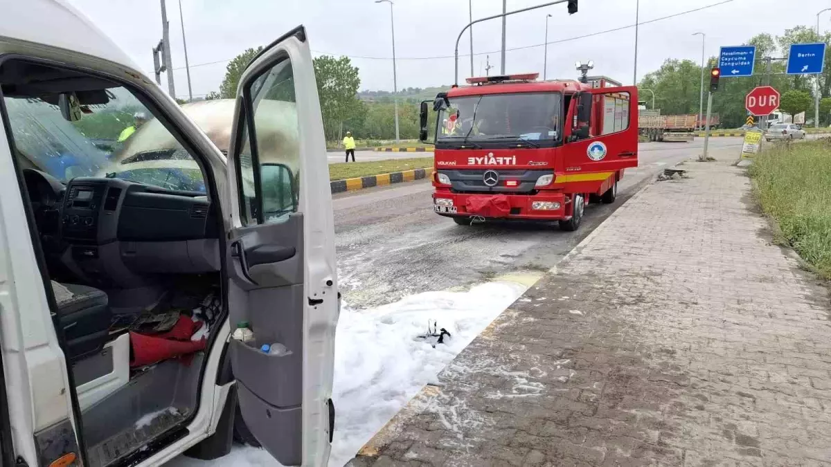 Bartın'da Minibüs Yangını Paniğe Neden Oldu
