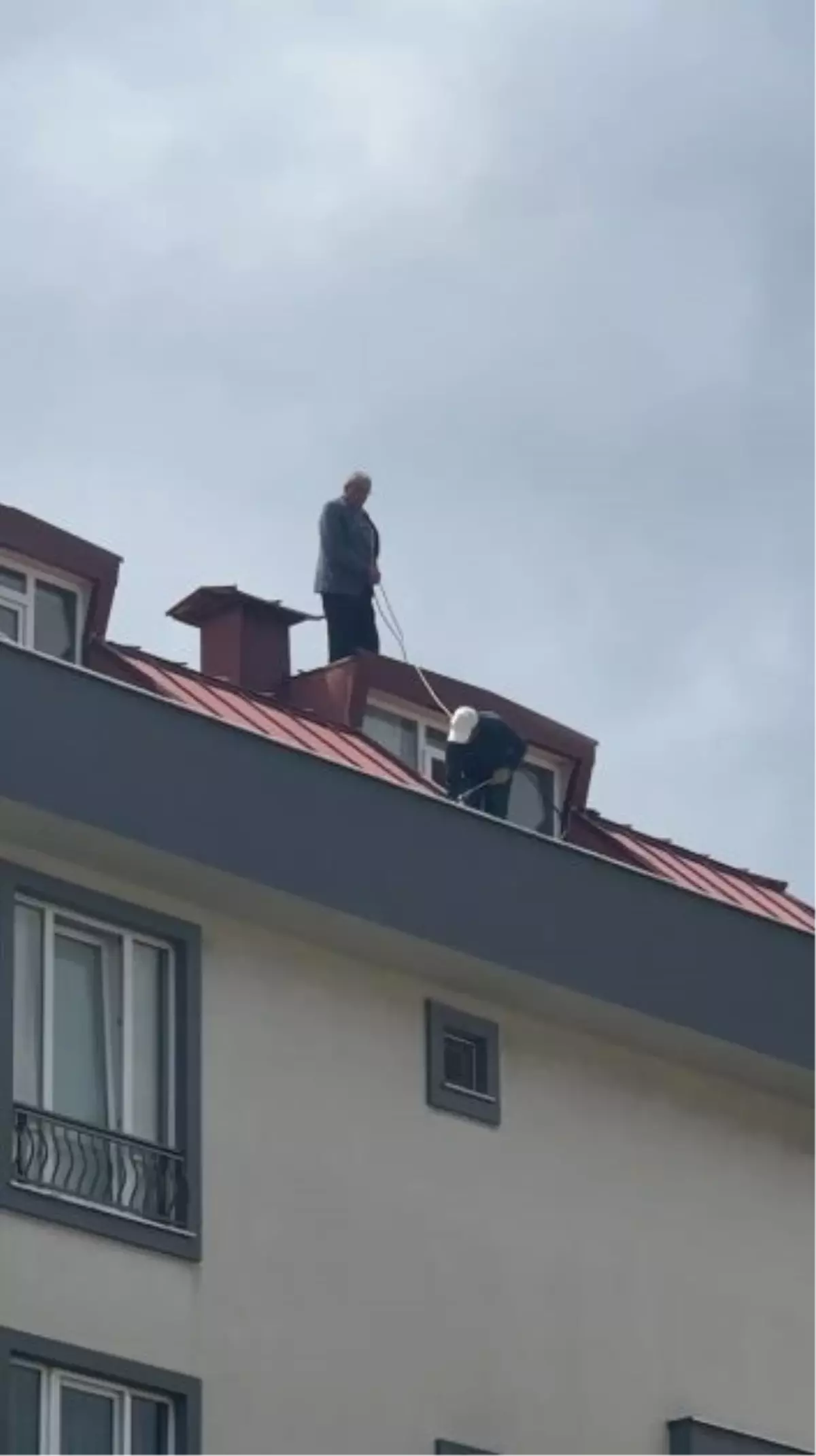 Çatı tadilatı yapan işçi beline ip bağlayarak güvenlik önlemi aldı