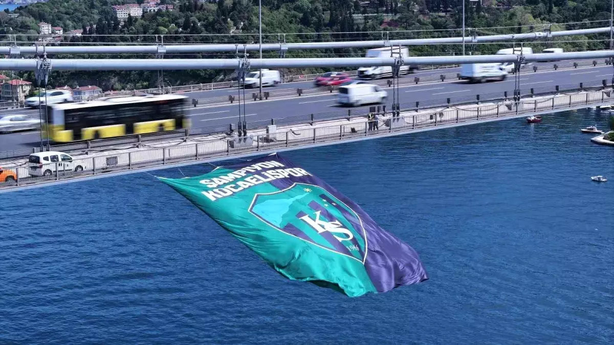 Kocaelispor'un Şampiyonluk Bayrağı İki Köprüye Asıldı