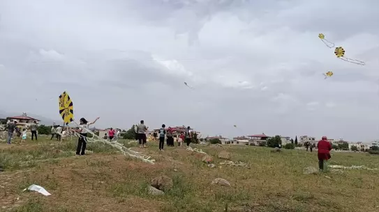 Uçurtma Şenliği Depremzede Çocuklar İçin