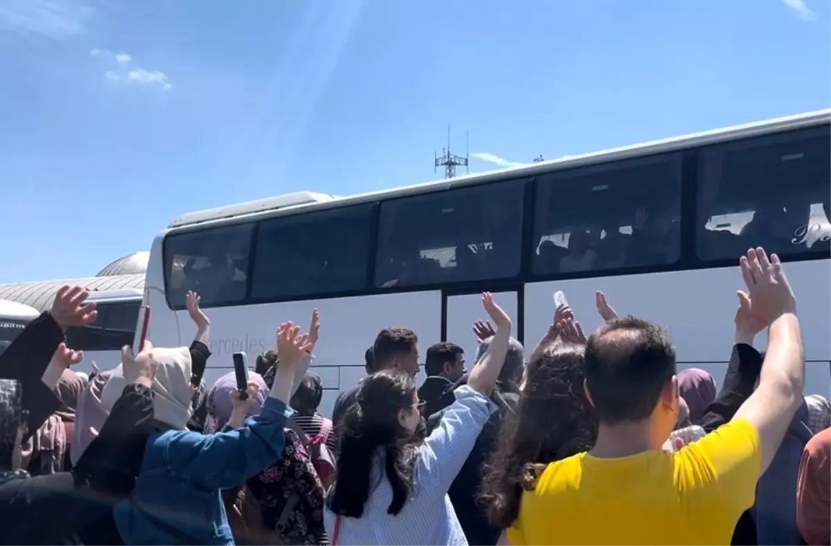 Bursa'dan Hac Adayları Uğurlandı