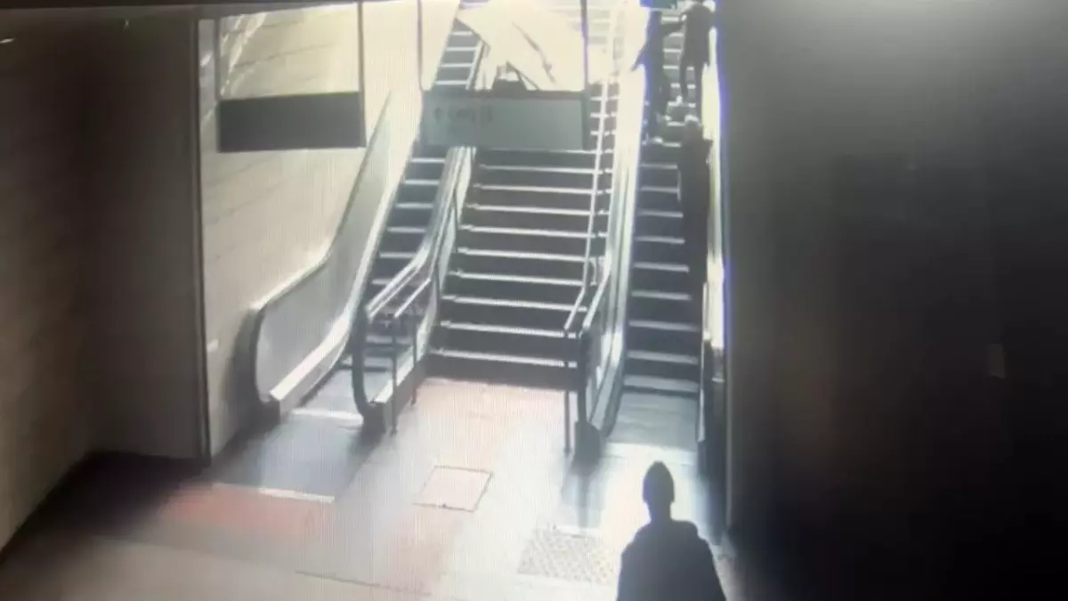 Maltepe Metro'da Reklam Panosu Kadına Düştü