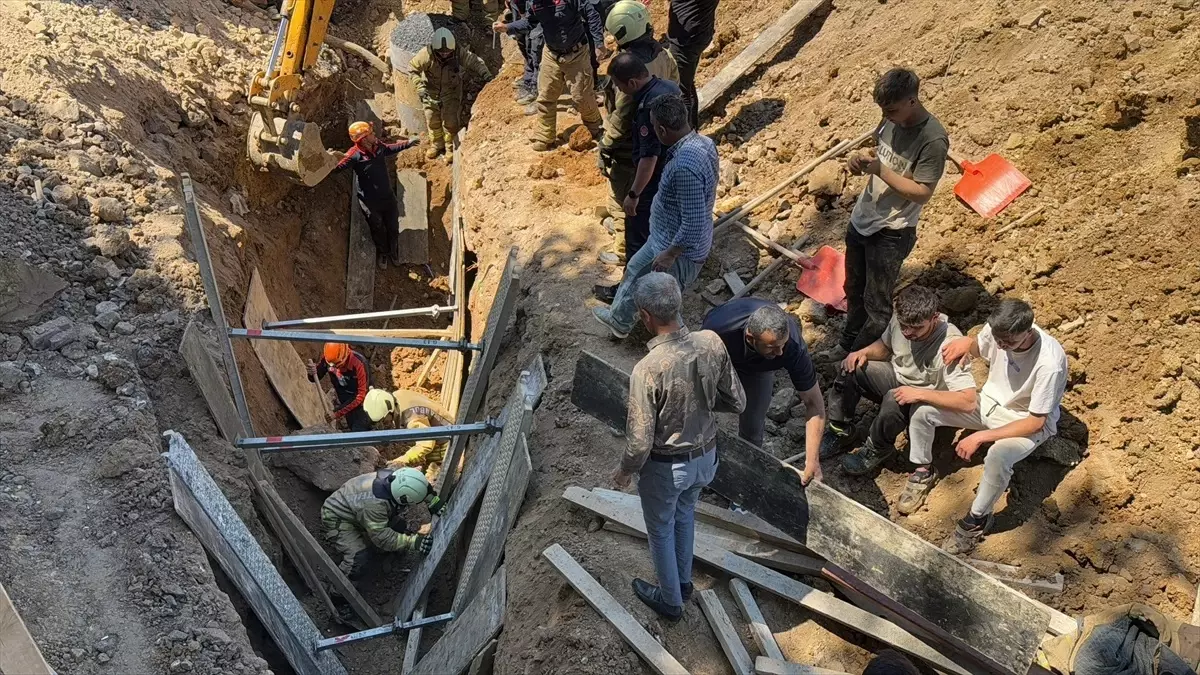 Çekmeköy'de İnşaat Göçüğü: Bir İşçi Kurtarıldı