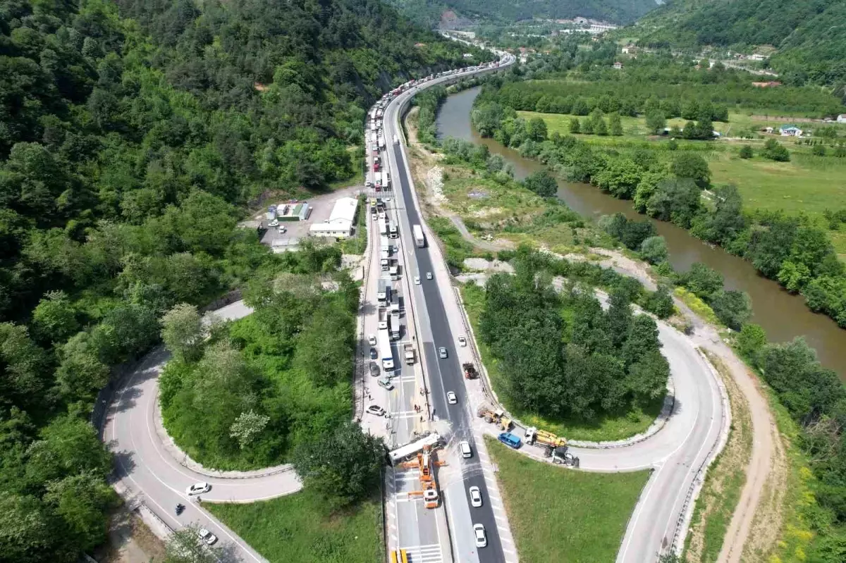 Sakarya'da Tır Kazası Yol Kapattı