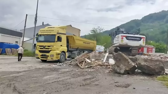 Kaynaşlı'da Geçici İş Yerlerinin Yıkımı Başladı