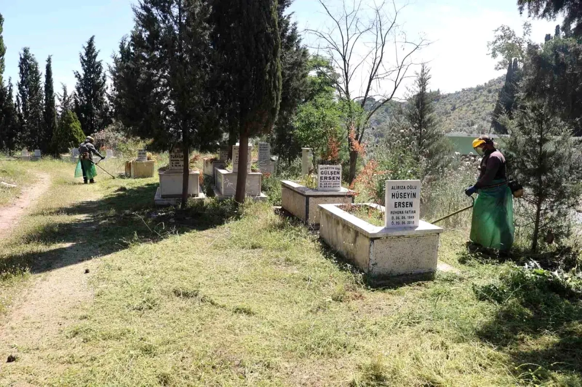 Koçarlı'da Mezarlıklar Bayram İçin Hazırlanıyor