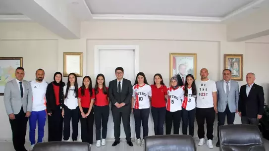 Kula'nın Genç Softbolcularından Ziyaret