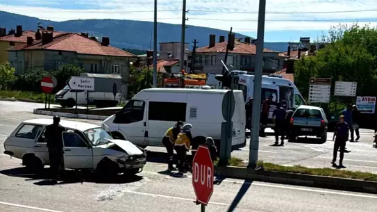 Domaniç'te Trafik Kazası: 5 Yaralı