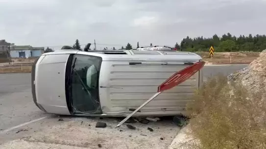Nizip'te Kaza: Araç 'DUR' Tabelasında Durdu