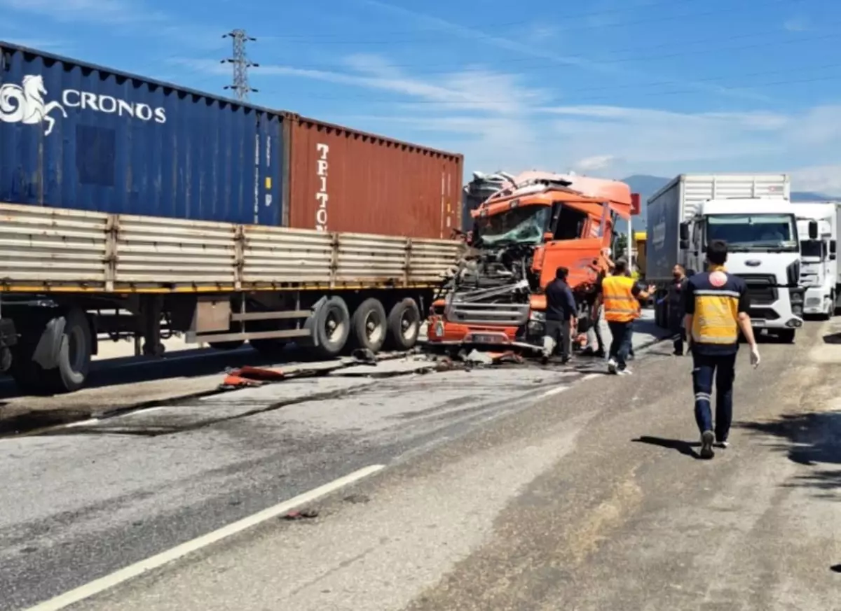 Pamukova'da Zincirleme Kaza: 2 Yaralı