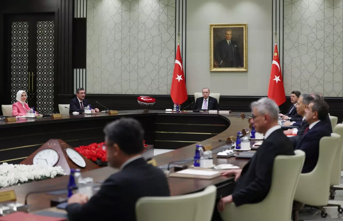 Bahçeli'den Ay Yıldızlı Çiçek