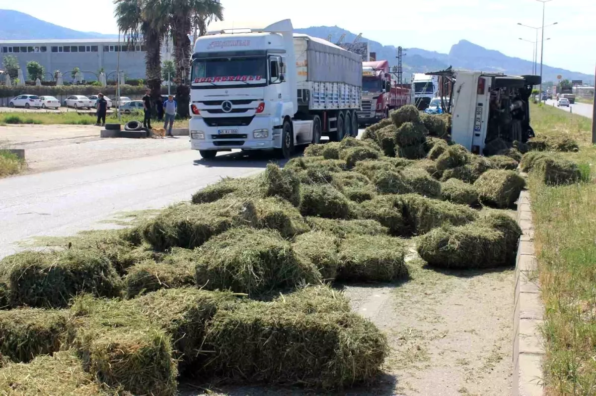 Manisa'da Saman Yüklü Kamyonet Takla Attı