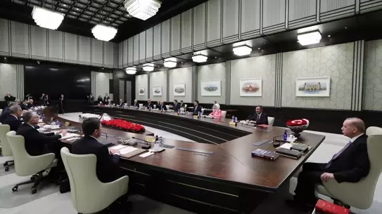Bahçeli, Kabine Toplantısı'na "ay-yıldız" motifli 102 gül gönderdi
