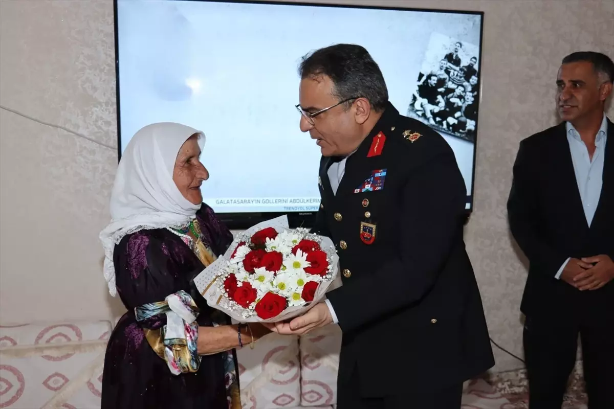 Hakkari İl Jandarma Komutanı Çarıkcıoğlu, şehit annelerini ziyaret etti