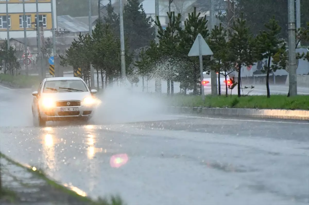 Kars'ta Dolu ve Sağanak Hayatı Olumsuz Etkiledi