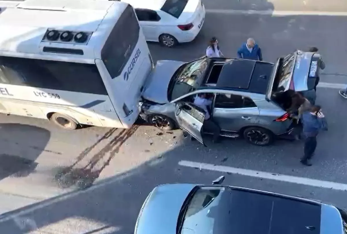 Avcılar'da Kaza: Otomobil Otobüse Çarptı