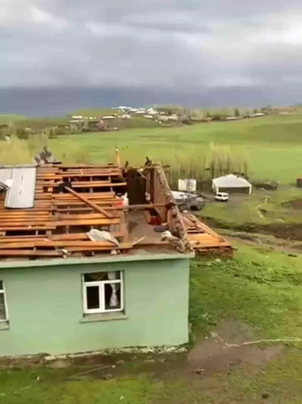 Muş'ta Şiddetli Fırtına: Çatılar Uçtu, Ağaçlar Devrildi