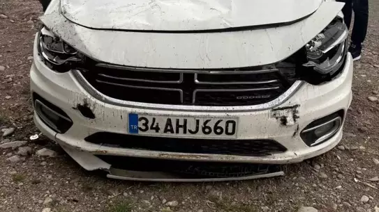 Diyarbakır'da Köprüden Düşen Otomobilde 3 Yaralı