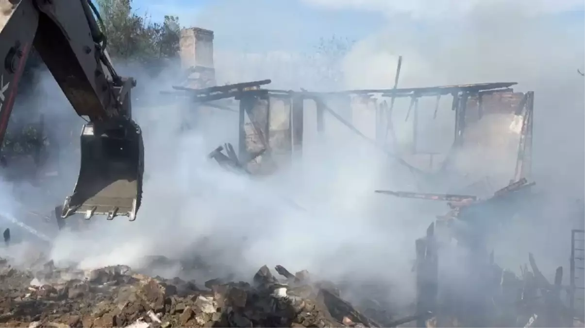 Karabük'te Ahşap Ev Yangını: Ev Kullanılamaz Hale Geldi