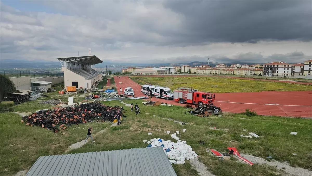 Çorum'da Yoldan Çıkan Araç Atletizm Sahasına Düştü