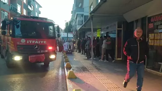 Gölcük'te Apartman Yangını: Anne ve Çocuk Dumandan Etkilendi
