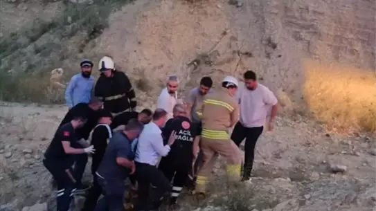 Mardin'de Otomobil Temel Çukuruna Düştü