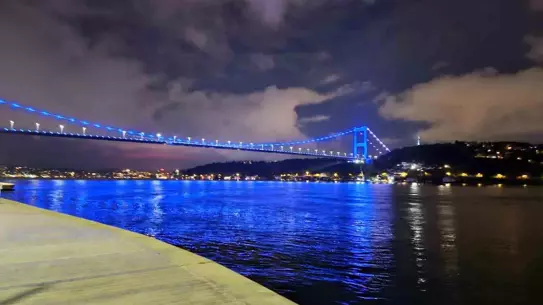 FSM Köprüsü Engelliler Haftası İçin Mavi Işıkla Aydınlatıldı