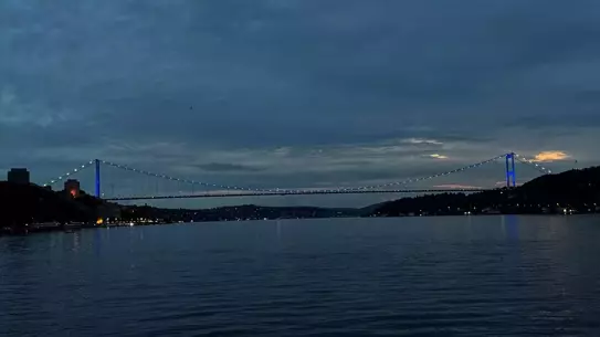 FSM Köprüsü Engelliler Haftası İçin Mavi Aydınlatıldı