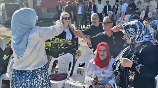 MHP'den Anneler Günü'nde Çiçek Sürprizi