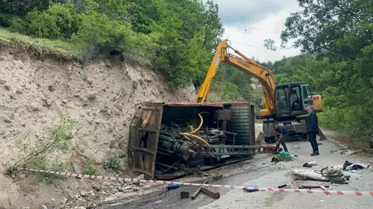 Sondaj Kamyonu Devrildi: Bir Ölü, İki Yaralı