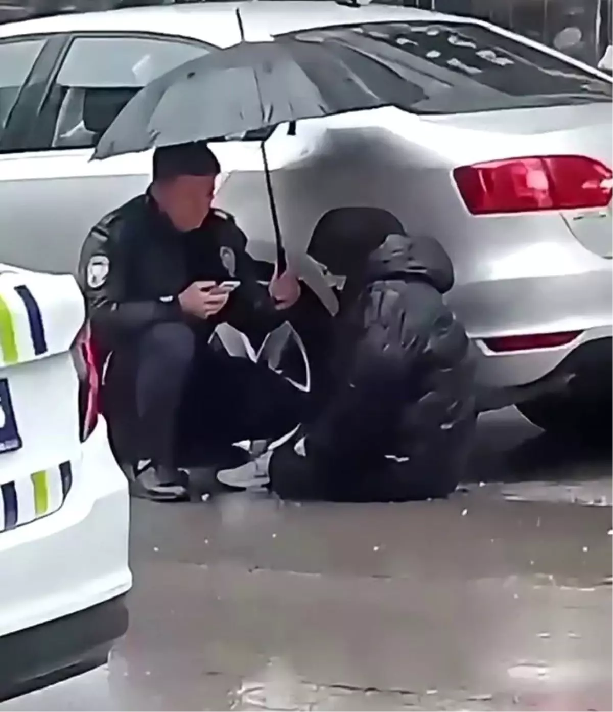 Polisten Duyarlı Davranış: Yaralı Kız İçin Şemsiye Tuttu