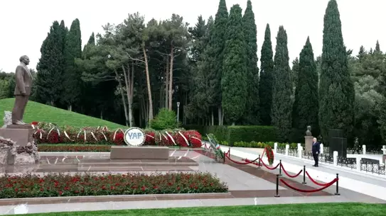 Bakan Güler, Bakü'de Haydar Aliyev'in mezarı ve Türk Şehitliği'ni ziyaret etti