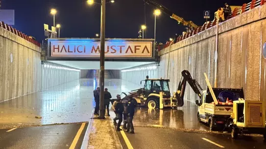 Kayseri'de Sağanak: Araçlar Mahsur Kaldı