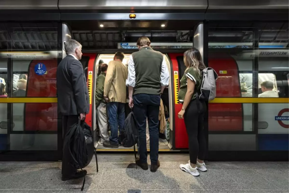Londra Metro'sunda Elektrik Kesintisi