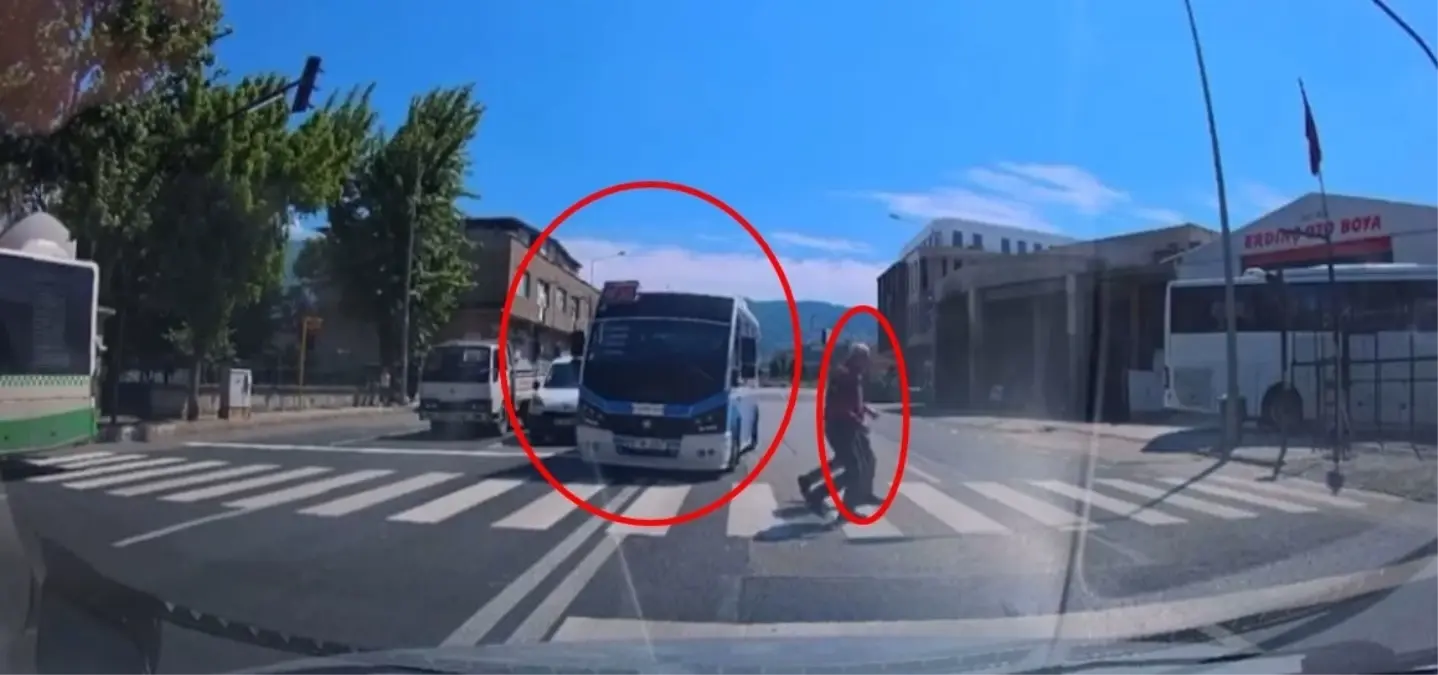 Bursa'da Minibüs Ters Şeritte Gitti