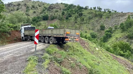 Derecik'te Mahsur Kalan Tır Kurtarıldı
