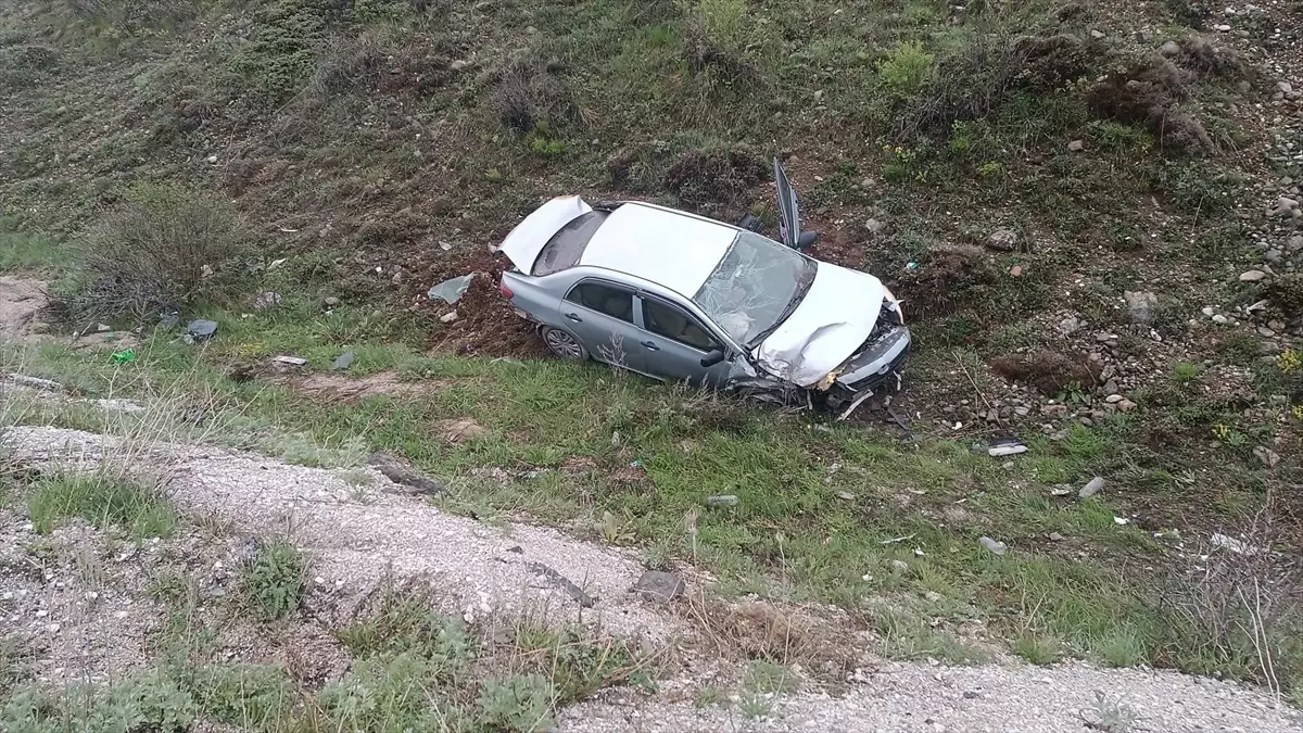 Erzincan'da Otomobil Devrildi: 3 Yaralı