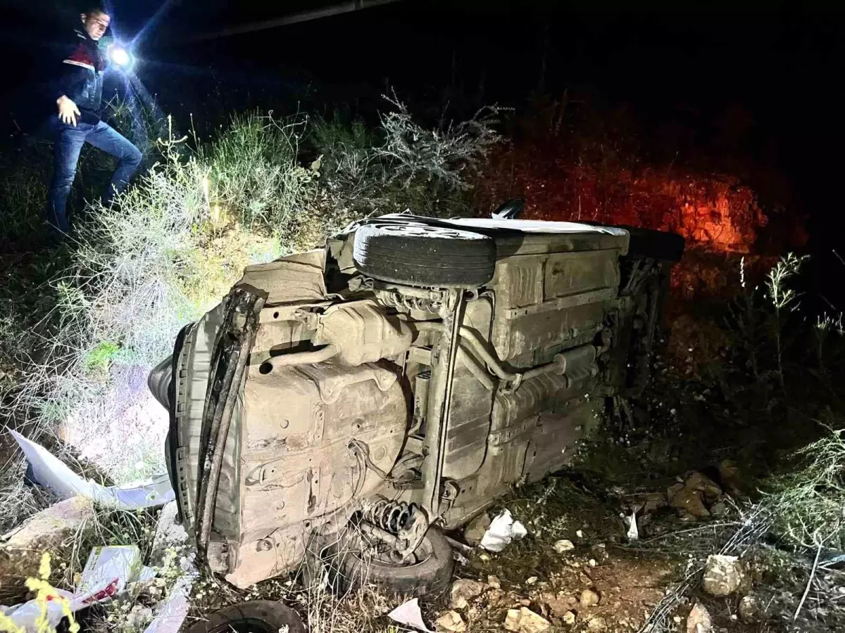 Besni'de Otomobil Şarampole Yuvarlandı: 2 Yaralı