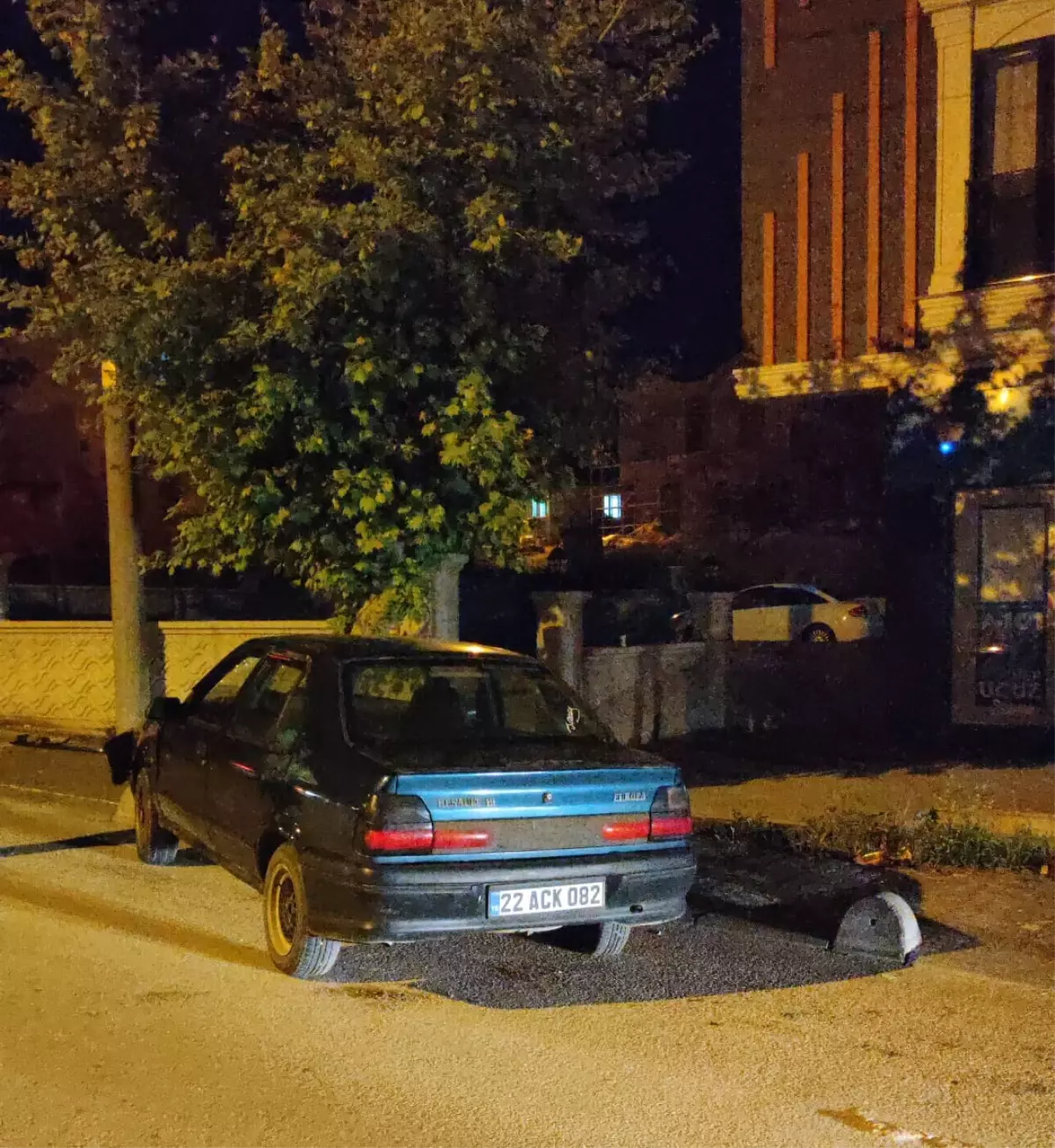 Alkollü Sürücü Ağaçla Çarpıp Yaralandı