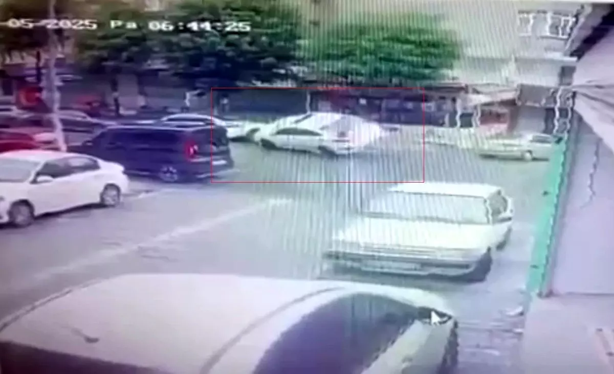 Esenyurt'ta araç park halindeki iki araca çarptı