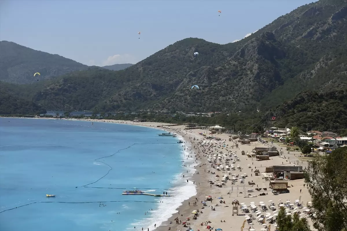 Fethiye ve Marmaris'te Sıcak Hava Yoğunluk Yarattı