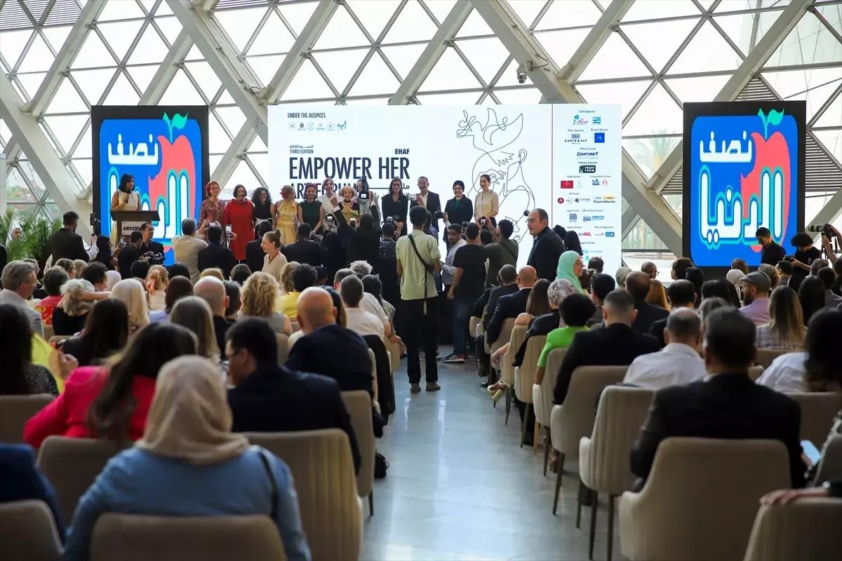 Kahire'de Kadını Güçlendir Çağdaş Sanat Fuarı Açıldı