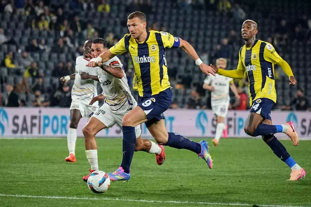 Dzeko, Fenerbahçe'ye galibiyeti getiriyor