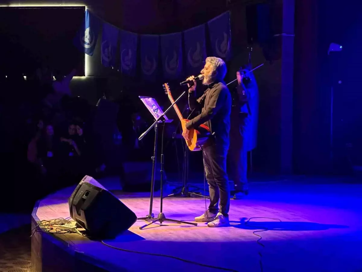 Ardahan'da Ali Kınık Konseri Coşkuyla Gerçekleşti