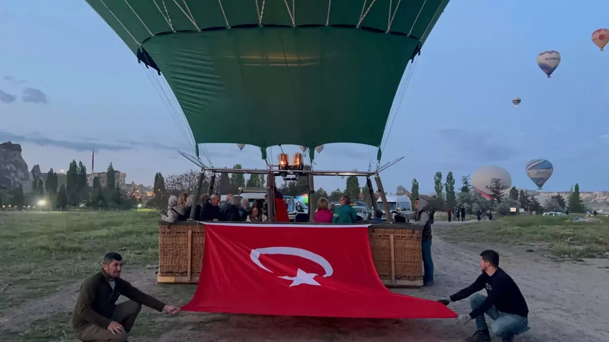 Kapadokya'da Sıcak Hava Balonları Türk Bayrakları ve Atatürk Posterleri ile Havalandı