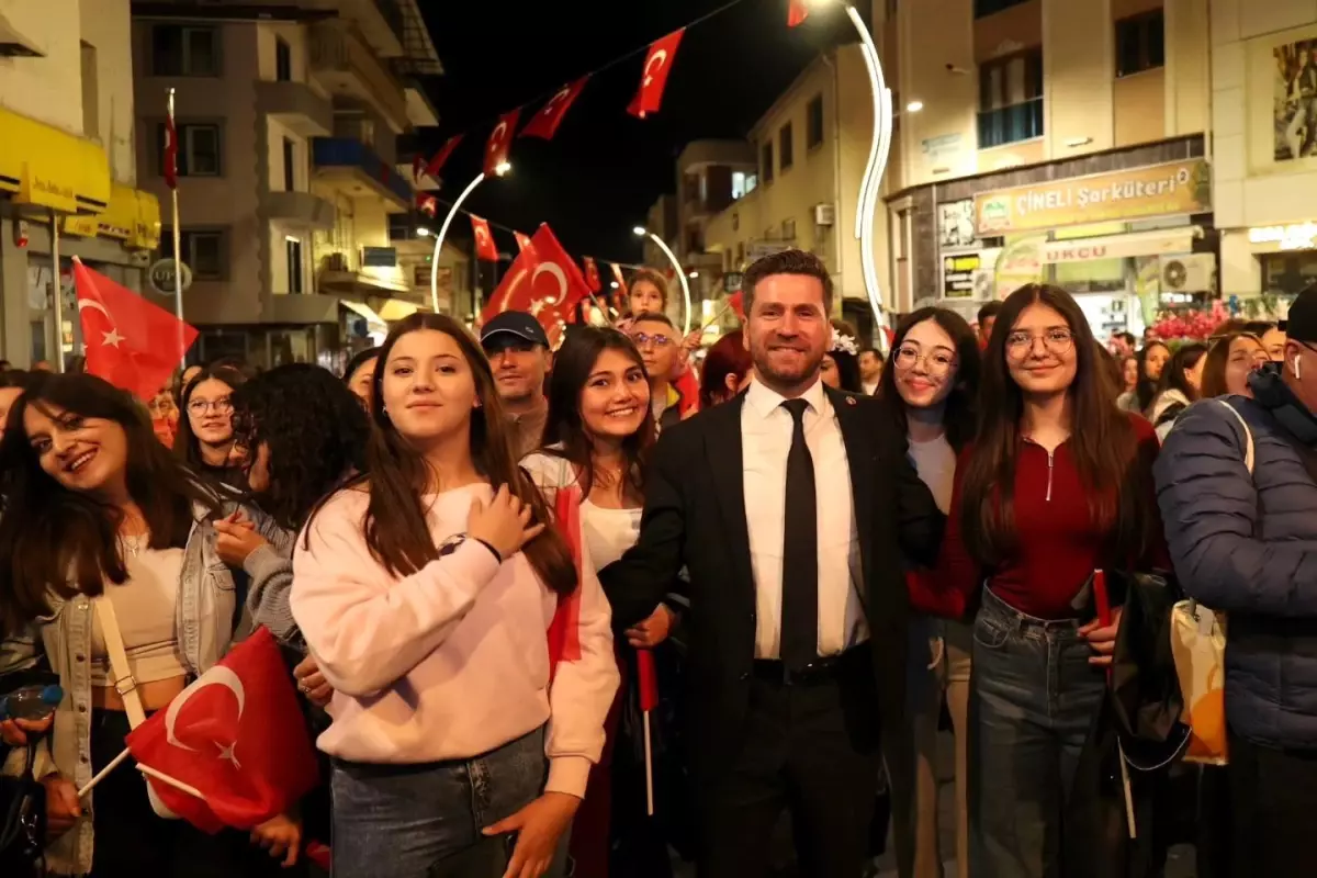 Tavas'ta Gençlik Haftası Konseri: Necati ve Saykolar Coşturdu